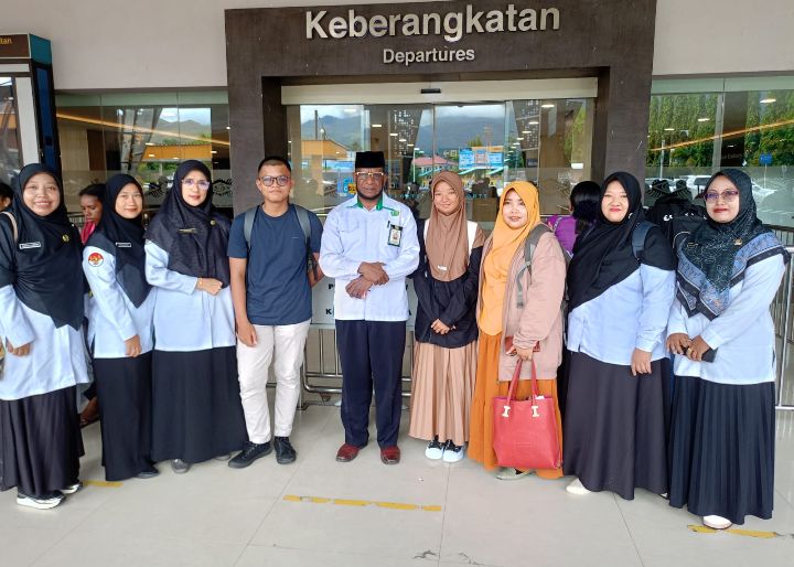 Foto: H. Abdul Qahar Yeliepele (tengah) saat pelepasan peserta di Bandara Sentani, Jayapura, Senin (10/11/2025). (Dok-Istimewa)