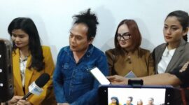 Foto: Deolipa Yumara (kedua-kiri) saat wawancara kepada awak media usia sidang di Pengadilan Negeri Jakarta Pusat, Senin (10/11/2025). (Dok-Okj/Fahmy Nurdin)