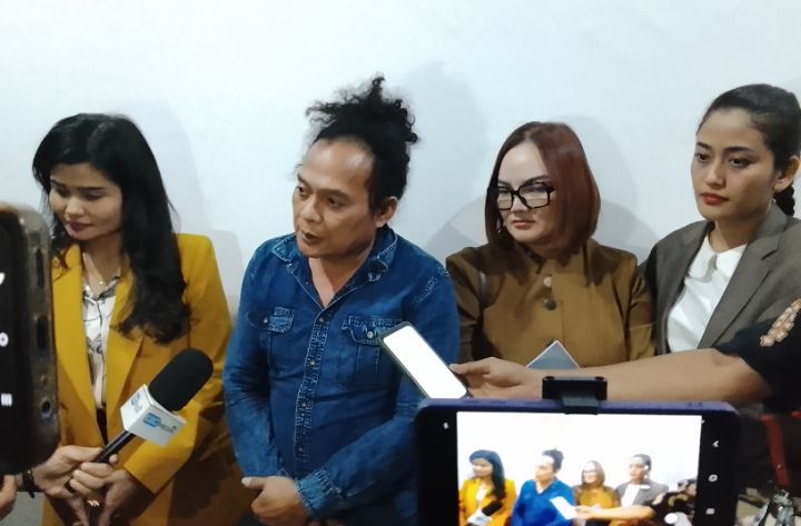 Foto: Deolipa Yumara (kedua-kiri) saat wawancara kepada awak media usia sidang di Pengadilan Negeri Jakarta Pusat, Senin (10/11/2025). (Dok-Okj/Fahmy Nurdin)