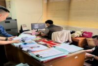 Foto: Petugas Kejaksaan Negeri Jakarta Timur saat menggeledah berkas dugaan korupsi pengadaan mesin jahit. (Dok-Kejari Jaktim)