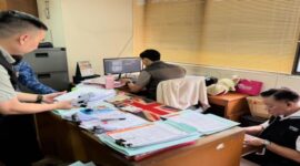 Foto: Petugas Kejaksaan Negeri Jakarta Timur saat menggeledah berkas dugaan korupsi pengadaan mesin jahit. (Dok-Kejari Jaktim)