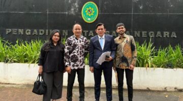 Foto: Tim Kuasa Hukum 4 ASN BNN RI, Rando Vittoro Hasibuan, S.H., M.H., (kedua-kanan), Hazmin Andalusi Sutan Muda, S.H., M.H., Eben Ezer Kaban, S.H., ⁠Bintang Elvina Hutajulu, S.H., M.H.
(Kesatu-kuri), usai sidang di Pengadilan Tata Usaha Negara (PTUN) Jakarta. (Dok-Okj/Fahmy Nurdin)