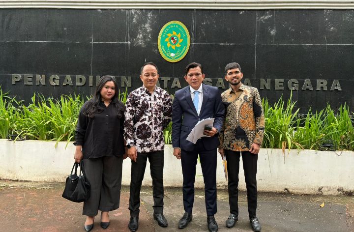 Foto: Tim Kuasa Hukum 4 ASN BNN RI, Rando Vittoro Hasibuan, S.H., M.H., (kedua-kanan), Hazmin Andalusi Sutan Muda, S.H., M.H., Eben Ezer Kaban, S.H., ⁠Bintang Elvina Hutajulu, S.H., M.H.
(Kesatu-kuri), usai sidang di Pengadilan Tata Usaha Negara (PTUN) Jakarta. (Dok-Okj/Fahmy Nurdin)