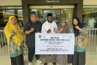 Foto: Kepala MTsN Kota Jayapura, H. Abul Qahar Yelipele (tengah), saat mendampingi Siswi Asal Papua Jayapura MTs Negeri Kota Jayapura atas Nama  Gabiza Kelas 9 B Lolos Seleksi Olimpiade Bahasa Arab (OBA). (Dok-Istimewa)