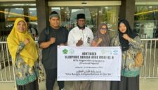 Foto: Kepala MTsN Kota Jayapura, H. Abul Qahar Yelipele (tengah), saat mendampingi Siswi Asal Papua Jayapura MTs Negeri Kota Jayapura atas Nama  Gabiza Kelas 9 B Lolos Seleksi Olimpiade Bahasa Arab (OBA). (Dok-Istimewa)