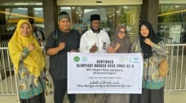 Foto: Kepala MTsN Kota Jayapura, H. Abul Qahar Yelipele (tengah), saat mendampingi Siswi Asal Papua Jayapura MTs Negeri Kota Jayapura atas Nama  Gabiza Kelas 9 B Lolos Seleksi Olimpiade Bahasa Arab (OBA). (Dok-Istimewa)