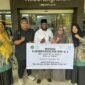 Foto: Kepala MTsN Kota Jayapura, H. Abul Qahar Yelipele (tengah), saat mendampingi Siswi Asal Papua Jayapura MTs Negeri Kota Jayapura atas Nama  Gabiza Kelas 9 B Lolos Seleksi Olimpiade Bahasa Arab (OBA). (Dok-Istimewa)