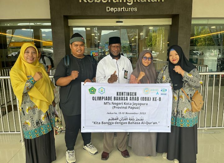 Foto: Kepala MTsN Kota Jayapura, H. Abul Qahar Yelipele (tengah), saat mendampingi Siswi Asal Papua Jayapura MTs Negeri Kota Jayapura atas Nama  Gabiza Kelas 9 B Lolos Seleksi Olimpiade Bahasa Arab (OBA). (Dok-Istimewa)