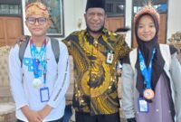 Foto: Kepala MTs Negeri Kota Jayapura, H. Abdul Kahar Yelipele (tengah) saat mendampingi sang juara yang mengharumkan nama Jayapura, Papua di kancah Nasional (Dok-Istimewa)