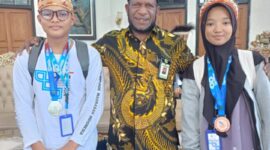 Foto: Kepala MTs Negeri Kota Jayapura, H. Abdul Kahar Yelipele (tengah) saat mendampingi sang juara yang mengharumkan nama Jayapura, Papua di kancah Nasional (Dok-Istimewa)