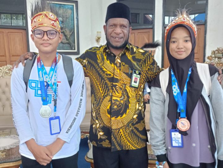 Foto: Kepala MTs Negeri Kota Jayapura, H. Abdul Kahar Yelipele (tengah) saat mendampingi sang juara yang mengharumkan nama Jayapura, Papua di kancah Nasional (Dok-Istimewa)