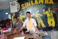 Foto: Praktisi terapi bekam, gurah dan totok punggung, Ilham Suprapto (kanan) Didampingi Guru Besar Sanggar Silamba Batavia, Babe Haji Ahmad Mukhlis (kiri). (Dok-Istimewa)