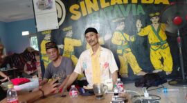 Foto: Praktisi terapi bekam, gurah dan totok punggung, Ilham Suprapto (kanan) Didampingi Guru Besar Sanggar Silamba Batavia, Babe Haji Ahmad Mukhlis (kiri). (Dok-Istimewa)