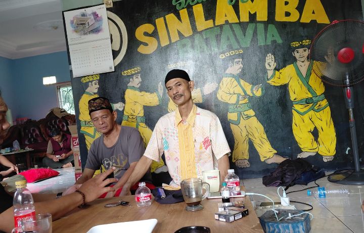 Foto: Praktisi terapi bekam, gurah dan totok punggung, Ilham Suprapto (kanan) Didampingi Guru Besar Sanggar Silamba Batavia, Babe Haji Ahmad Mukhlis (kiri). (Dok-Istimewa)