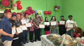 Foto: Penghargaan APALI kepada anggota/pengurus Atas Dedikasi dalam Pelayanan dan Pengembangan Penyembuhan Alternatif Indonesia. (Dok-Istimewa)