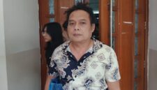 Foto: Kuasa hukum Adam Damiri, Deolipa Yumara, usai jalani persidangan PK di Pengadilan Negeri Jakarta Pusat, Senin (17/11/2025). (Dok-Okj/Fahmy Nurdin)