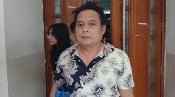 Foto: Kuasa hukum Adam Damiri, Deolipa Yumara, usai jalani persidangan PK di Pengadilan Negeri Jakarta Pusat, Senin (17/11/2025). (Dok-Okj/Fahmy Nurdin)