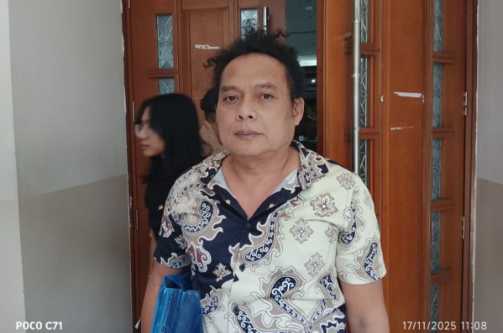 Foto: Kuasa hukum Adam Damiri, Deolipa Yumara, usai jalani persidangan PK di Pengadilan Negeri Jakarta Pusat, Senin (17/11/2025). (Dok-Okj/Fahmy Nurdin)