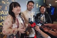 Foto: kiri - Novia Puspasari (produser), tengah - Ryan Adriandhy (sutradara), kanan - Anggia Kharisma (produser). (Dok-Okj/Fahmy Nurdin)