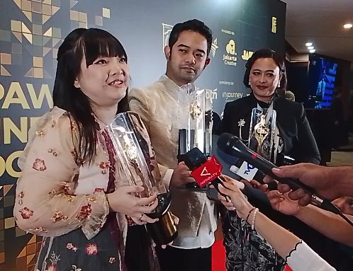 Foto: kiri - Novia Puspasari (produser), tengah - Ryan Adriandhy (sutradara), kanan - Anggia Kharisma (produser). (Dok-Okj/Fahmy Nurdin)