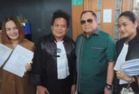 Foto: Mantan Direktur Utama PT ASABRI (Persero), Mayjen TNI (Purn) Adam Rachmat Damiri Didampingi Tim Kuasa Hukum usai sidang PK di Pengadilan Negeri Jakarta Pusat, Senin (24/11/2025). (Dok-Istimewa)