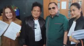 Foto: Mantan Direktur Utama PT ASABRI (Persero), Mayjen TNI (Purn) Adam Rachmat Damiri Didampingi Tim Kuasa Hukum usai sidang PK di Pengadilan Negeri Jakarta Pusat, Senin (24/11/2025). (Dok-Istimewa)