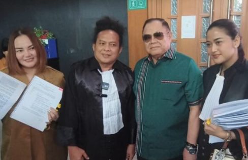 Foto: Mantan Direktur Utama PT ASABRI (Persero), Mayjen TNI (Purn) Adam Rachmat Damiri Didampingi Tim Kuasa Hukum usai sidang PK di Pengadilan Negeri Jakarta Pusat, Senin (24/11/2025). (Dok-Istimewa)