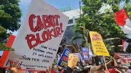 Foto: Ribuan warga Sunter Jaya, Jakarta Utara, pada Rabu (26/11/2025) menggelar aksi protes besar-besaran di halaman Kantor Pertanahan/ATR BPN Jakarta Utara. (Dok-Istimewa)