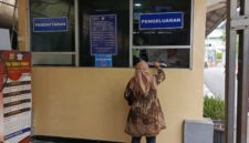 Foto: Pada Jumat (28/11/2025), warga yang mengurus dokumen kendaraan kini merasakan perubahan signifikan, mulai dari proses yang lebih ringkas hingga sikap petugas yang lebih ramah. (Dok-Istimewa)