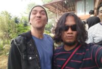Foto: (kiri) Gerry Iskak, (kanan) Fahmy tim Produksi DLK Production di Lokasi Shooting Film Trah 7, Villa Elang, Cisarua, Bogor, pada November 2019. (Dok-Instagram/@fahmyentertainment)