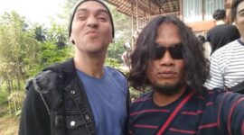 Foto: (kiri) Gerry Iskak, (kanan) Fahmy tim Produksi DLK Production di Lokasi Shooting Film Trah 7, Villa Elang, Cisarua, Bogor, pada November 2019. (Dok-Instagram/@fahmyentertainment)