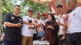 Foto: Penyerahan Door Prize Sepeda Listrik oleh Kesit B Handoyo, Ketua PWI Jaya (kiri kedua) di akhir acara fun walk Pokja PWI Jakarta Utara, Minggu (30/11/2025). (Dok-Okj/Fahmy Nurdin)