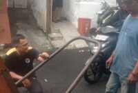 Foto: Sikap teladan ditunjukkan Ketua RW 03 Kelurahan Bidara Cina, Kecamatan Jatinegara, Jakarta Timur, Heriansyah yang akrab disapa Ai, ketika memanfaatkan hari liburnya untuk membantu perbaikan fasilitas kebersihan di wilayahnya, Minggu (30/11/2025). (Dok-Istimewa)