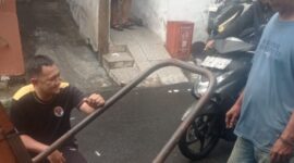 Foto: Sikap teladan ditunjukkan Ketua RW 03 Kelurahan Bidara Cina, Kecamatan Jatinegara, Jakarta Timur, Heriansyah yang akrab disapa Ai, ketika memanfaatkan hari liburnya untuk membantu perbaikan fasilitas kebersihan di wilayahnya, Minggu (30/11/2025). (Dok-Istimewa)