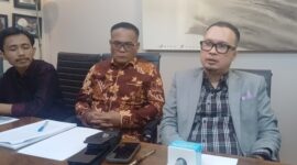 Polemik yang menyeret nama mantan vokalis Dewa 19, Ari Lasso, bersama kekasihnya Dearly Joshua,