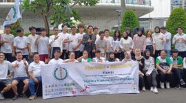 Ikatan Alumni Kedokteran Seluruh Indonesia (FIAKSI) menggelar kegiatan bakti sosial (baksos) dan edukasi HIV AIDS di kawasan Car Free Day (CFD) Jakarta,