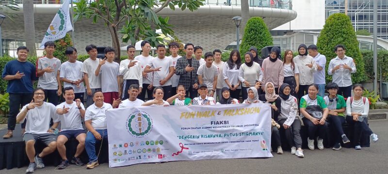 Ikatan Alumni Kedokteran Seluruh Indonesia (FIAKSI) menggelar kegiatan bakti sosial (baksos) dan edukasi HIV AIDS di kawasan Car Free Day (CFD) Jakarta,