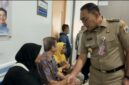 Foto: Wali Kota bersalaman dan memberikan semangat kepada para pasien di RSUD Tanah Abang.