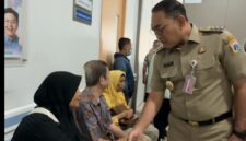 Foto: Wali Kota bersalaman dan memberikan semangat kepada para pasien di RSUD Tanah Abang.