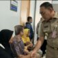 Foto: Wali Kota bersalaman dan memberikan semangat kepada para pasien di RSUD Tanah Abang.