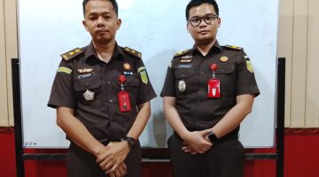 Foto: Kasi Pidum Kejari Jakarta Timur, Aji Rahmadi, bersama jajaran saat memberikan keterangan terkait kesiapan menghadapi penerapan KUHP dan KUHAP baru 2026.