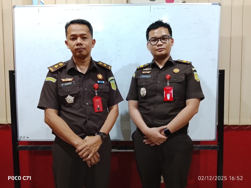 Foto: Kasi Pidum Kejari Jakarta Timur, Aji Rahmadi, bersama jajaran saat memberikan keterangan terkait kesiapan menghadapi penerapan KUHP dan KUHAP baru 2026.
