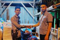 Foto: Dayah Sirajul Munir Al-Aziziyyah terlihat berjabat tangan saat proses penyerahan donasi untuk korban banjir besar di Aceh.