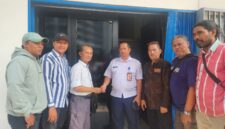 Foto: Sejumlah anggota Pokja PWI Jakarta Barat berfoto bersama perwakilan Pemerintah Kota Administrasi Jakarta Barat usai prosesi serah terima ruang kerja baru. Momen tersebut menandai dukungan Pemkot.