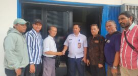 Foto: Sejumlah anggota Pokja PWI Jakarta Barat berfoto bersama perwakilan Pemerintah Kota Administrasi Jakarta Barat usai prosesi serah terima ruang kerja baru. Momen tersebut menandai dukungan Pemkot.