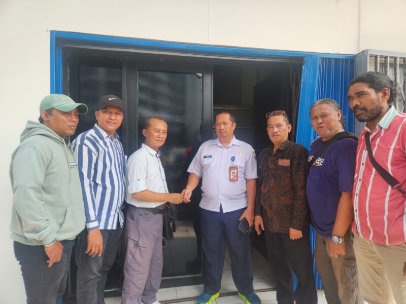 Foto: Sejumlah anggota Pokja PWI Jakarta Barat berfoto bersama perwakilan Pemerintah Kota Administrasi Jakarta Barat usai prosesi serah terima ruang kerja baru. Momen tersebut menandai dukungan Pemkot.