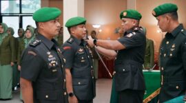 Foto: Danrem 081/DSJ Kolonel Arm Untoro Hariyanto memimpin prosesi serah terima jabatan (Sertijab) Dandim 0803/Madiun di Aula Jenderal Sudirman, Kota Madiun, Rabu (3/12/2025).