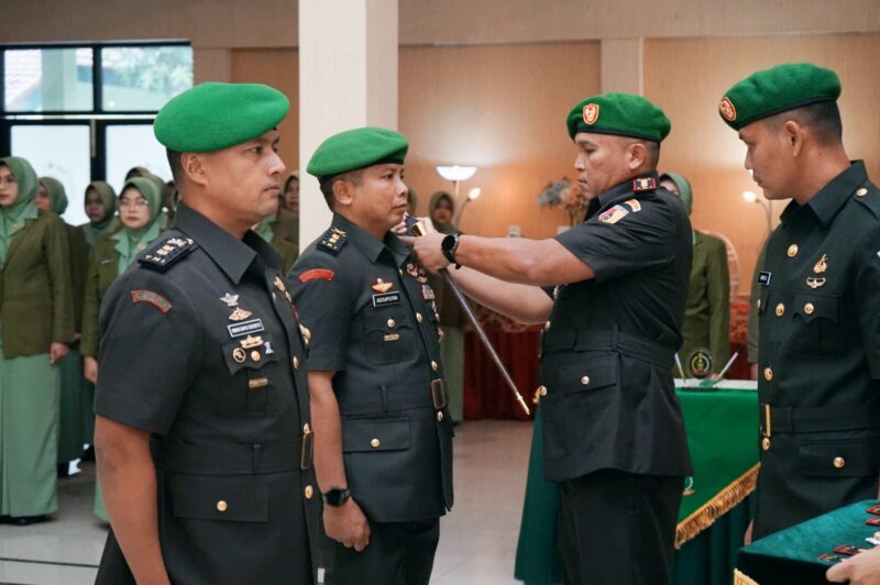 Foto: Danrem 081/DSJ Kolonel Arm Untoro Hariyanto memimpin prosesi serah terima jabatan (Sertijab) Dandim 0803/Madiun di Aula Jenderal Sudirman, Kota Madiun, Rabu (3/12/2025).