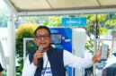 Foto: General Manager PLN UID Jakarta Raya, Moch. Andy Adchaminoerdin, memberikan penjelasan langsung kepada peserta EV Rides With Media tentang cara mencari lokasi SPKLU dan melakukan pengisian daya motor listrik melalui aplikasi PLN Mobile.