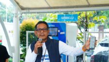 Foto: General Manager PLN UID Jakarta Raya, Moch. Andy Adchaminoerdin, memberikan penjelasan langsung kepada peserta EV Rides With Media tentang cara mencari lokasi SPKLU dan melakukan pengisian daya motor listrik melalui aplikasi PLN Mobile.